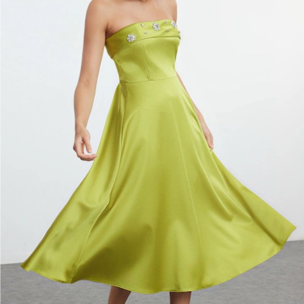 Elegant Strapless Green Dress with Floral Embellishments